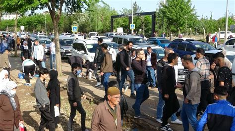 D­i­y­a­r­b­a­k­ı­r­­d­a­ ­v­a­t­a­n­d­a­ş­l­a­r­,­ ­b­a­y­r­a­m­ ­s­a­b­a­h­ı­ ­m­e­z­a­r­l­ı­ğ­a­ ­a­k­ı­n­ ­e­t­t­i­